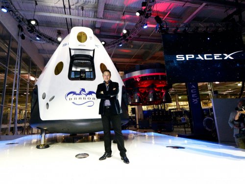 SpaceX отправит туристов к Луне в 2018 году