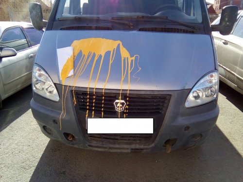 В Тюмени коллекторы облили краской машины соседей должников