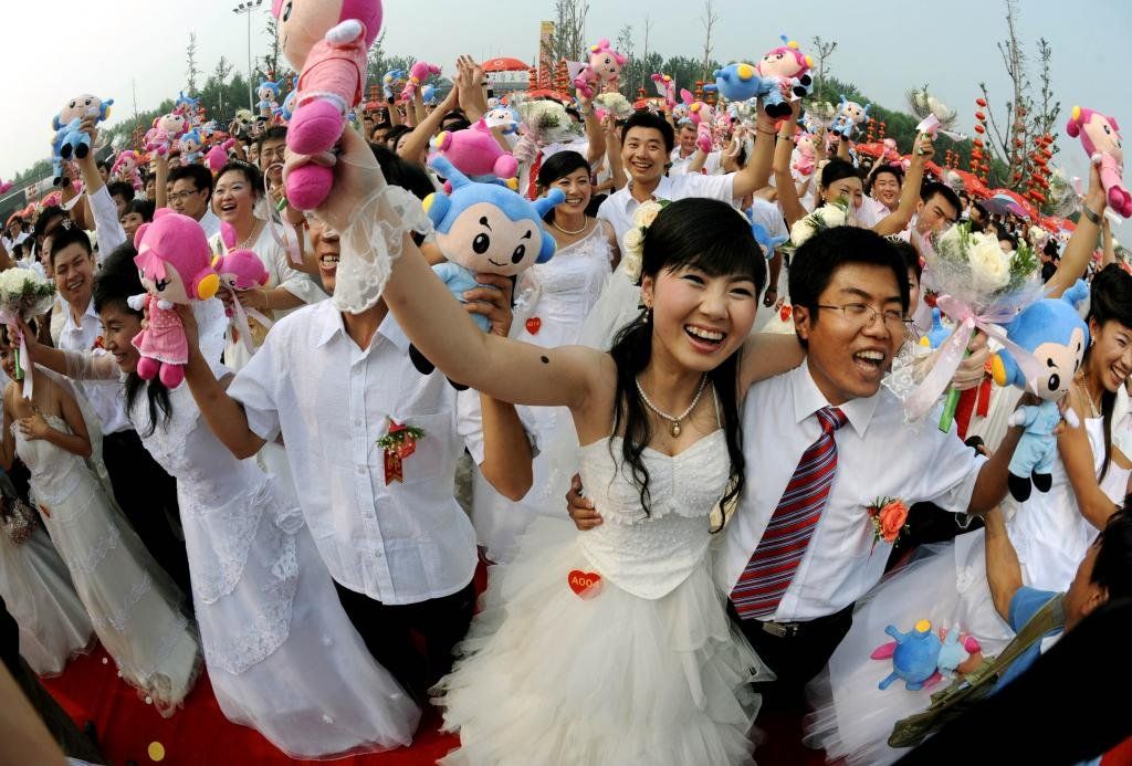 Китайский жених. Китайская невеста. Свадьба в Китае. Жених и невеста Китай.