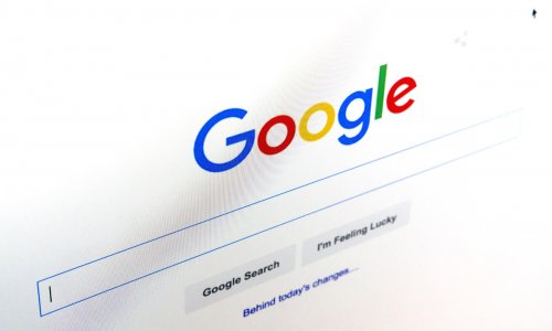 Рукоовство Google продолжает бороться с неправдивыми новостями