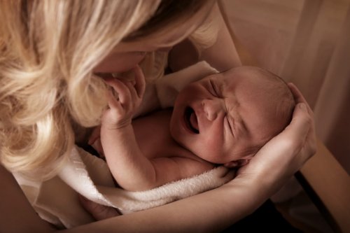 Ученые узнали, почему новорожденные громко плачут