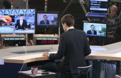 ВЦИОМ: Большинство жителей России узнают новости по ТВ