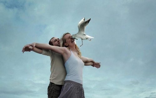 Влюбленная пара подверглась нападению чайки во время фотосессии в стиле "Титаника"