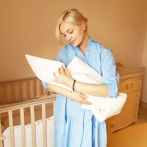 Полина Гагарина опубликовала фото с новорожденной дочерью