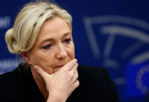 СМИ: Ле Пен по телефону признала свое поражение Макрону