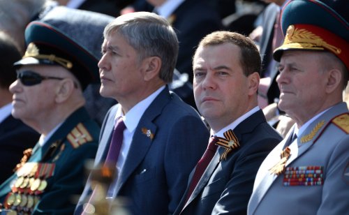 Медведев поздравил жителей России с Днем Победы