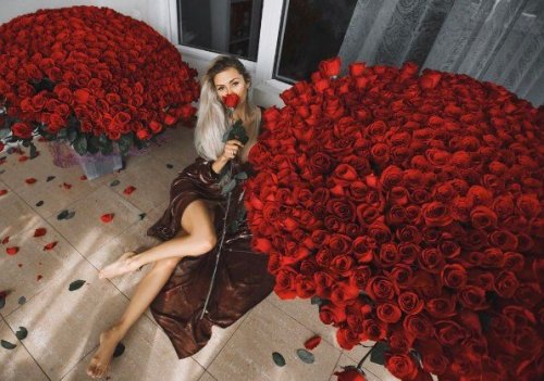 Виктория Боня получила 1,5 тысячи красных роз от кавалера