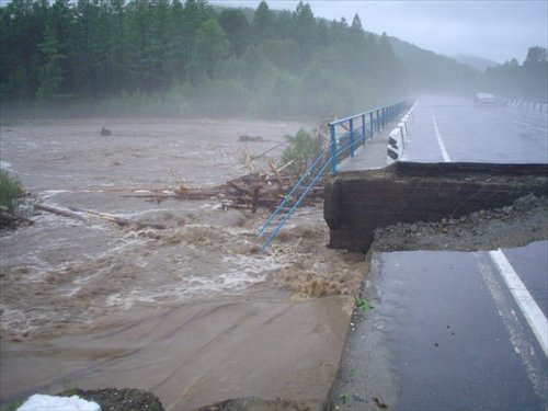 В Приморье наводнение размыло мост, прервано сообщение с двумя селами