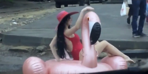 В Саратове модель проплыла по луже в центре города на надувном фламинго