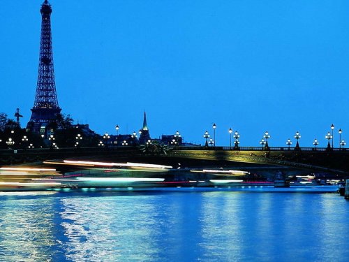В память о жертвах теракта в Манчестере в Париже погасят подсветку Эйфелевой башни