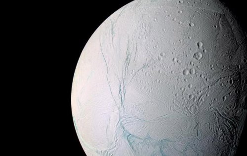 Эксперты: На спутнике Сатурна Энцеладе обнаружен лед