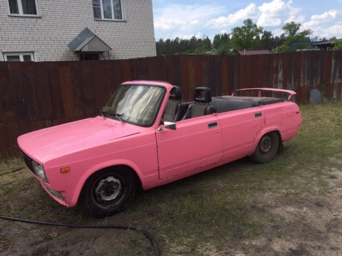 В Воронеже водитель сделал из автомобиля ВАЗ розовый кабриолет
