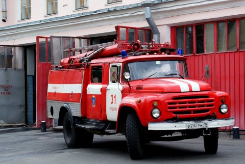 В Югре в результате пожара загорелся «Москвич»