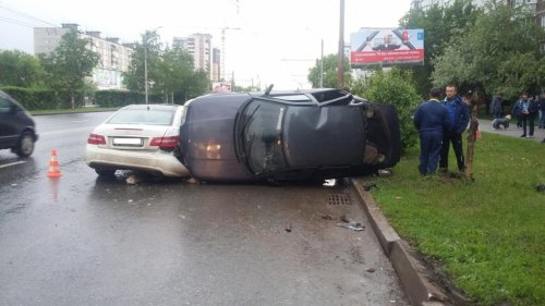 В Перми в ходе аварии с участием Mercedes перевернулся ВАЗ-2110