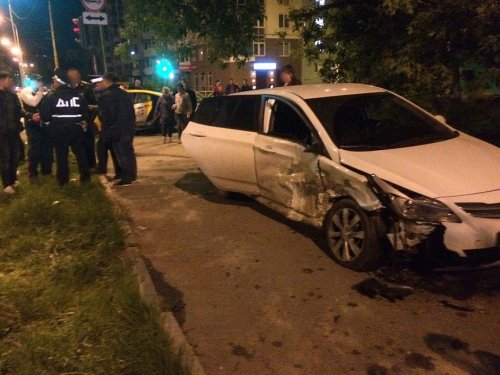 В Екатеринбурге произошла авария с участием такси и иномарки с беременной за рулем