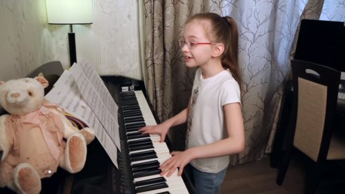 8-летняя Виктория Старикова стала популярной в Сети после кавера "Вите надо выйти"