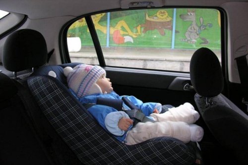 Вредные выбросы негативно сказываются на здоровье детей, находящихся в салоне машин