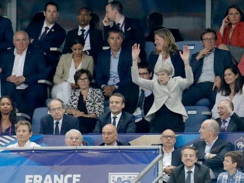 На футбольном матче Франция-Англия Тереза Мэй повеселила публику заторможенной реакцией