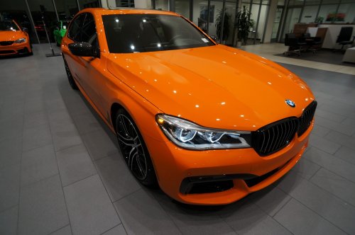 BMW 750i получил исполнение Individual Fire Orange