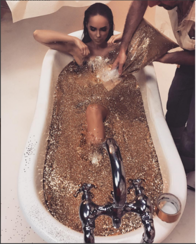 Певица Ханна принимает ванну из золотых блесток