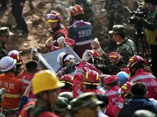 В КНР спасателей и представителей СМИ призывают оставить место схода оползня