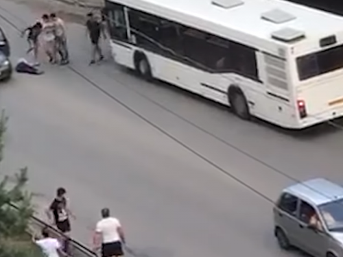 В Ростове-на-Дону толпа избила мужчину прямо на проезжей части