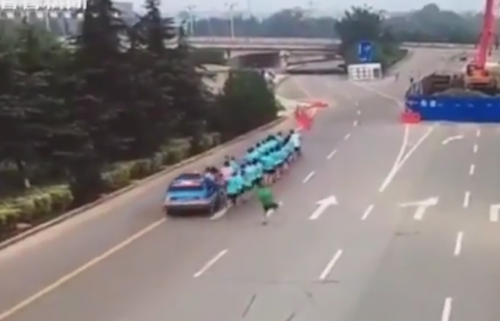 Китайская таксистка на полной скорости протаранила колонну бегунов