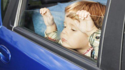 Тверским автомобилистам запретили оставлять детей в машине без присмотра взрослых