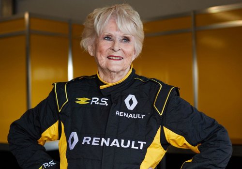 79-летняя женщина прокатилась за рулём болида Renault Формулы-1