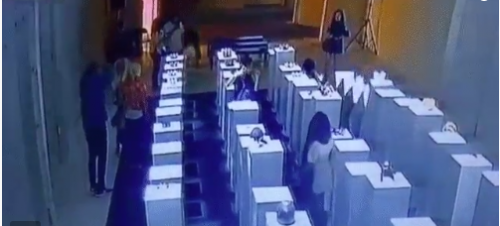 В Лос-Анджелесе девушка, делая селфи в музее, разбила драгоценные экспонаты