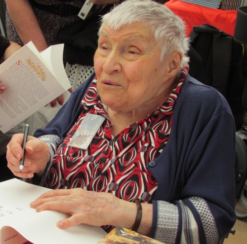 Скончалась известная писательница, автор книг об Анжелике, Анн Голон