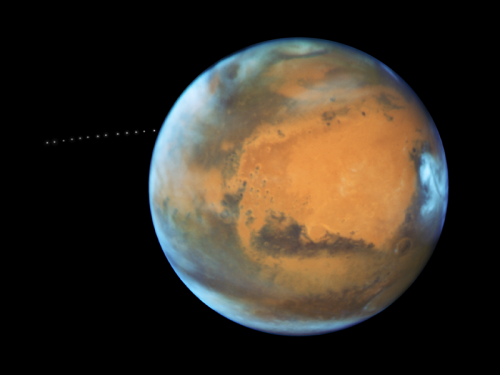 «Хаббл» отснял Фобос, крутящийся вокруг Марса