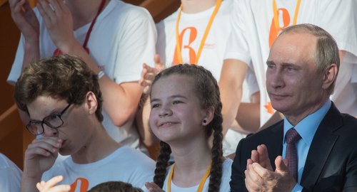 Владимир Путин увидел космический спутник от детского центра «Сириус»