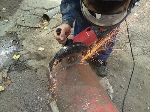 Рабочий из Прикамья разрезал газовый баллон болгаркой и выжил