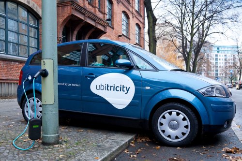 Немецкий стартап Ubitricity изобрел метод зарядки электрокаров от столбов