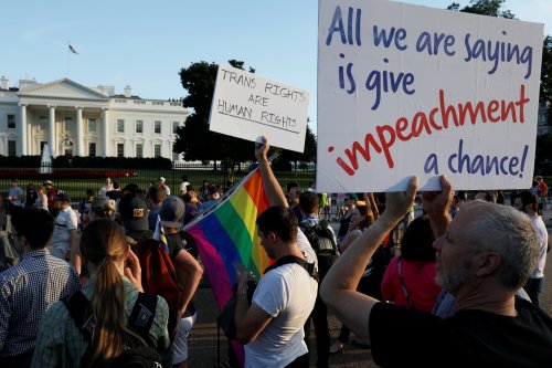 В США проходят акции протеста из-за запрета трансгендерам служить в армии