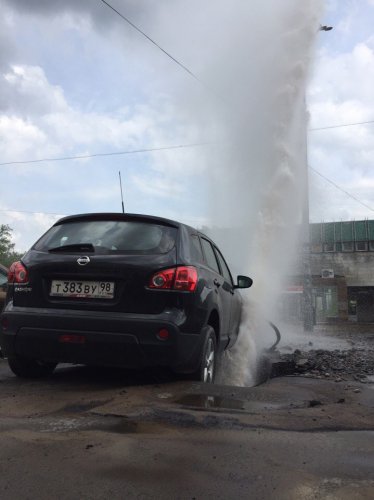 В Петербурге 15-метровый фонтан горячей воды повредил несколько автомобилей