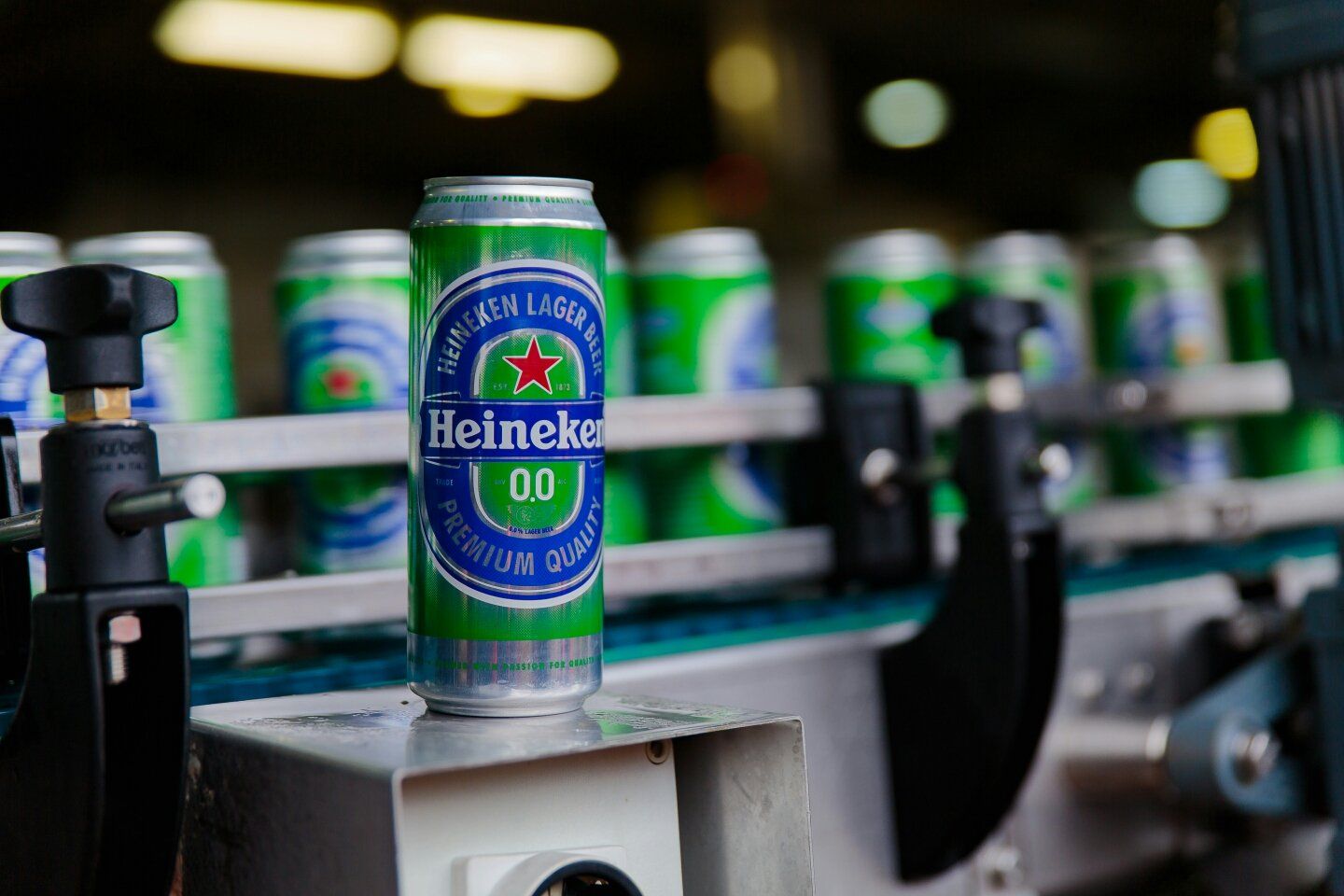 Безалкогольная пивоварня. Heineken пиво безалкогольное. Безалкогольное пиво Хейнекен. Безалкогольное пиво Heineken 0.0. Безалкогольное пиво Хенкель.