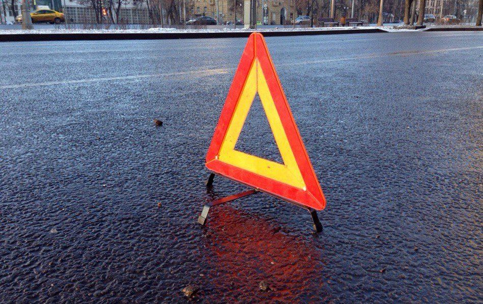 В Брянске водитель маршрутки умер прямо за рулем и врезался в столб