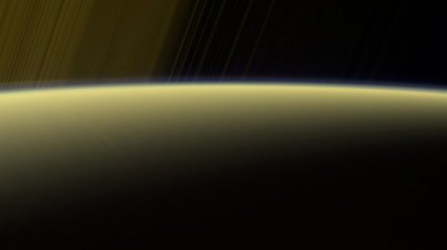 NASA запечатлела удивительный рассвет на Сатурне
