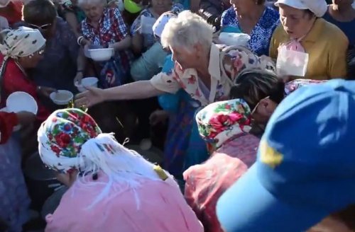 В Ижевске за бесплатную кашу пенсионерки устроили давку