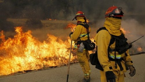 На  химзаводе в Калифорнии возник пожар со взрывами