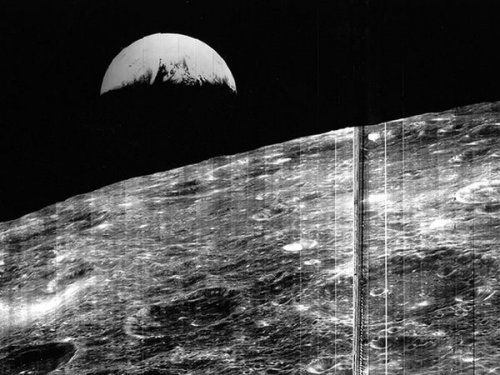 NASA опубликовало первый снимок Земли с Луны