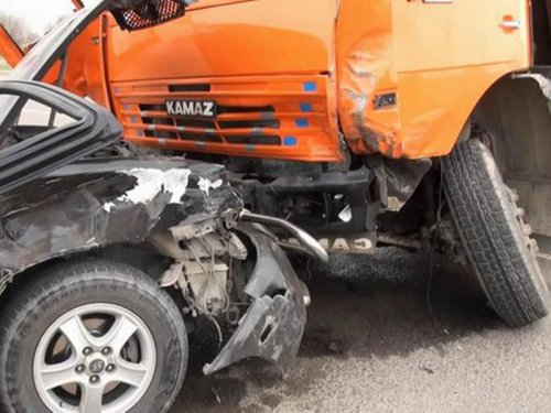 В Югре в аварии с участием грузовика и легковушки погибли три человека