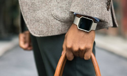 Fitbit представит водонепроницаемые смарт-часы