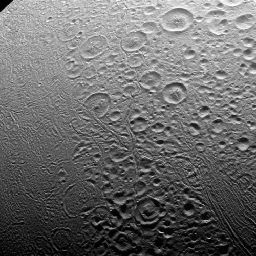 Специалисты NASA опубликовали  последний снимок спутника Сатурна