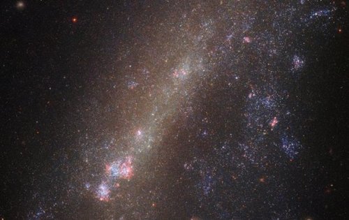 Специалисты NASA показали снимки разорванной галактики