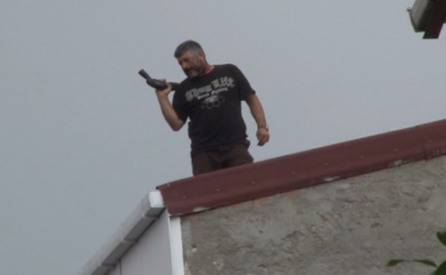 В Стамбуле мужчина открыл стрельбу с крыши дома