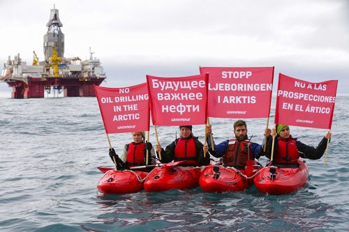 Участники Greenpeace заблокировали нефтяную платформу  в Норвегии