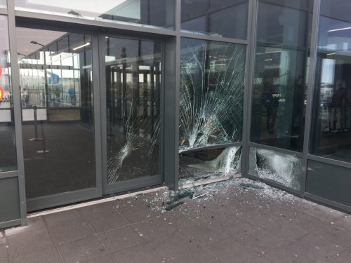В Исландии автоугонщик въехал в здание аэропорта
